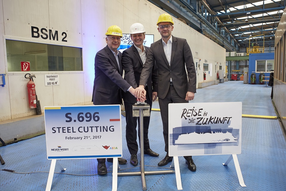 Aida-CEO Felix Eichhorn (Mitte) gibt zusammen mit den Meyer-Werft-Geschäftsführern Bernard Meyer (l.) und Tim Meyer (r.) den Startschuss.