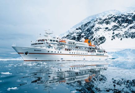 Die Bremen von Hapag Lloyd Cruises im Eis