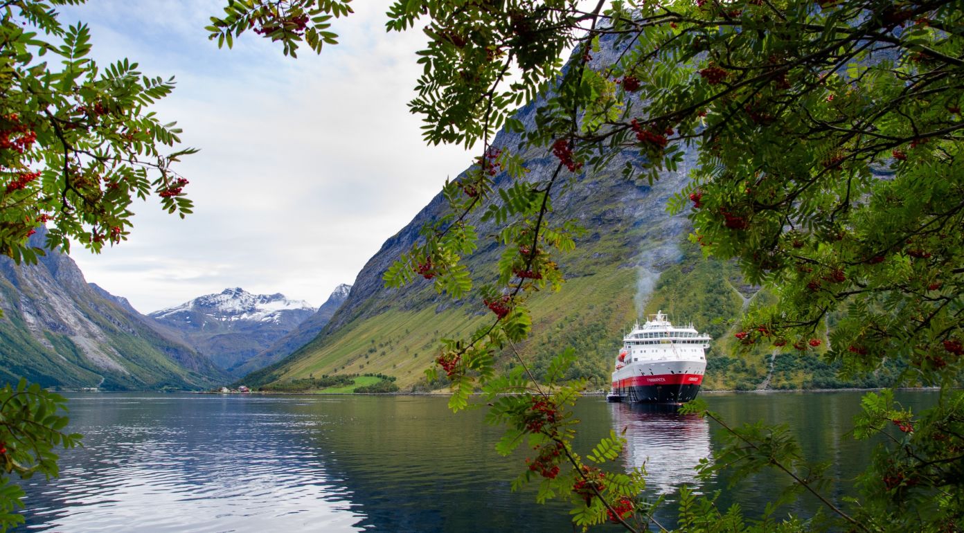 Hurtigruten im Hjørundfjord