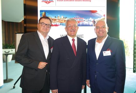Werner Wiedmer und Heinz Zimmermann vom Visit USA Committee mit Botschafter Martin Dahinden