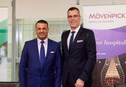 Akeel Ibraheem Al-Khalidy, chairman der South Group Corporation, mit Olivier Chavy, Präsident & CEO von Mövenpick Hotels & Resorts