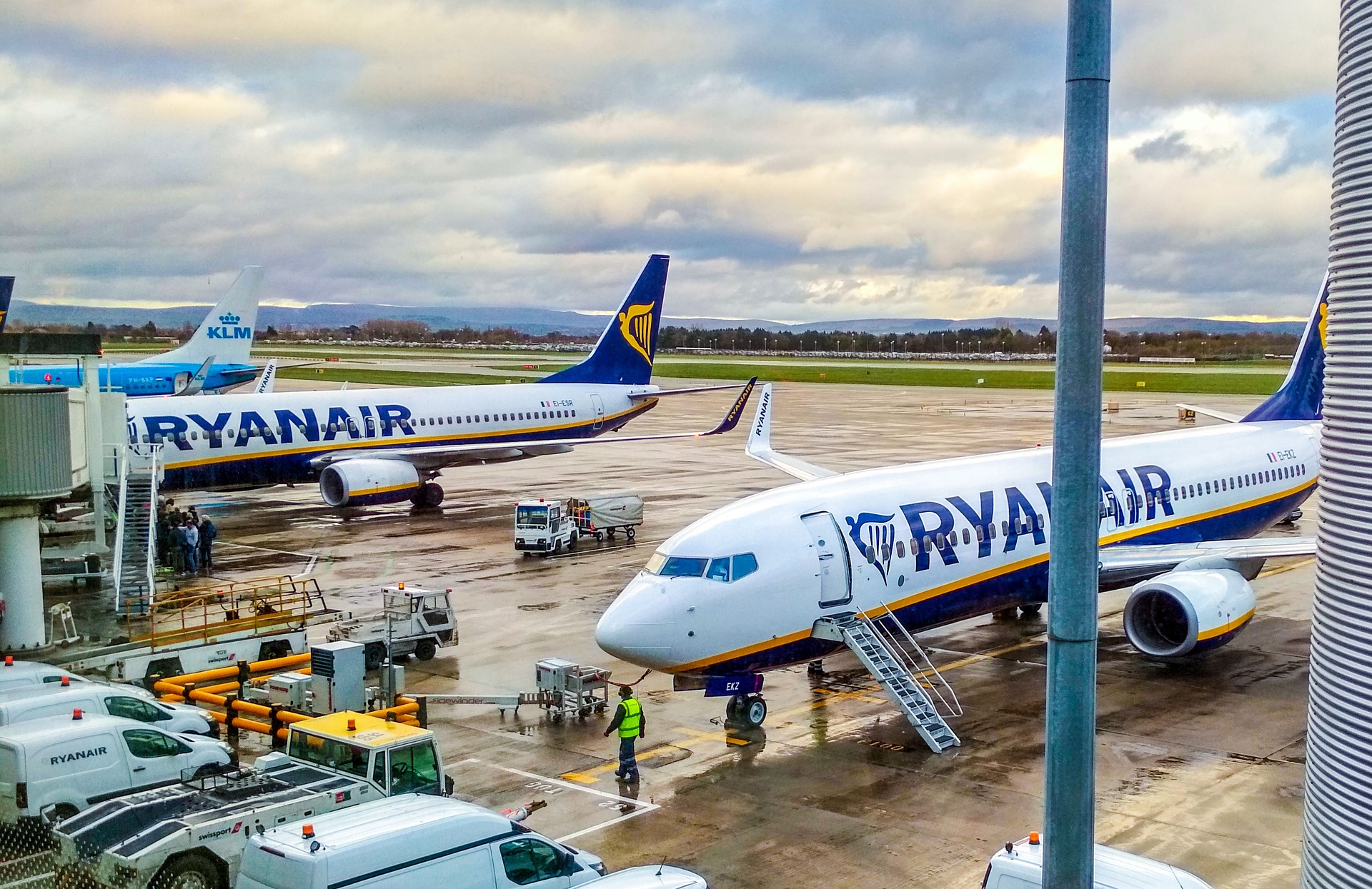 Ryanair uk. Руанаир авиакомпания. Самолет Ryanair. Ирландский лоукостер "Ryanair". Ryanair 2.