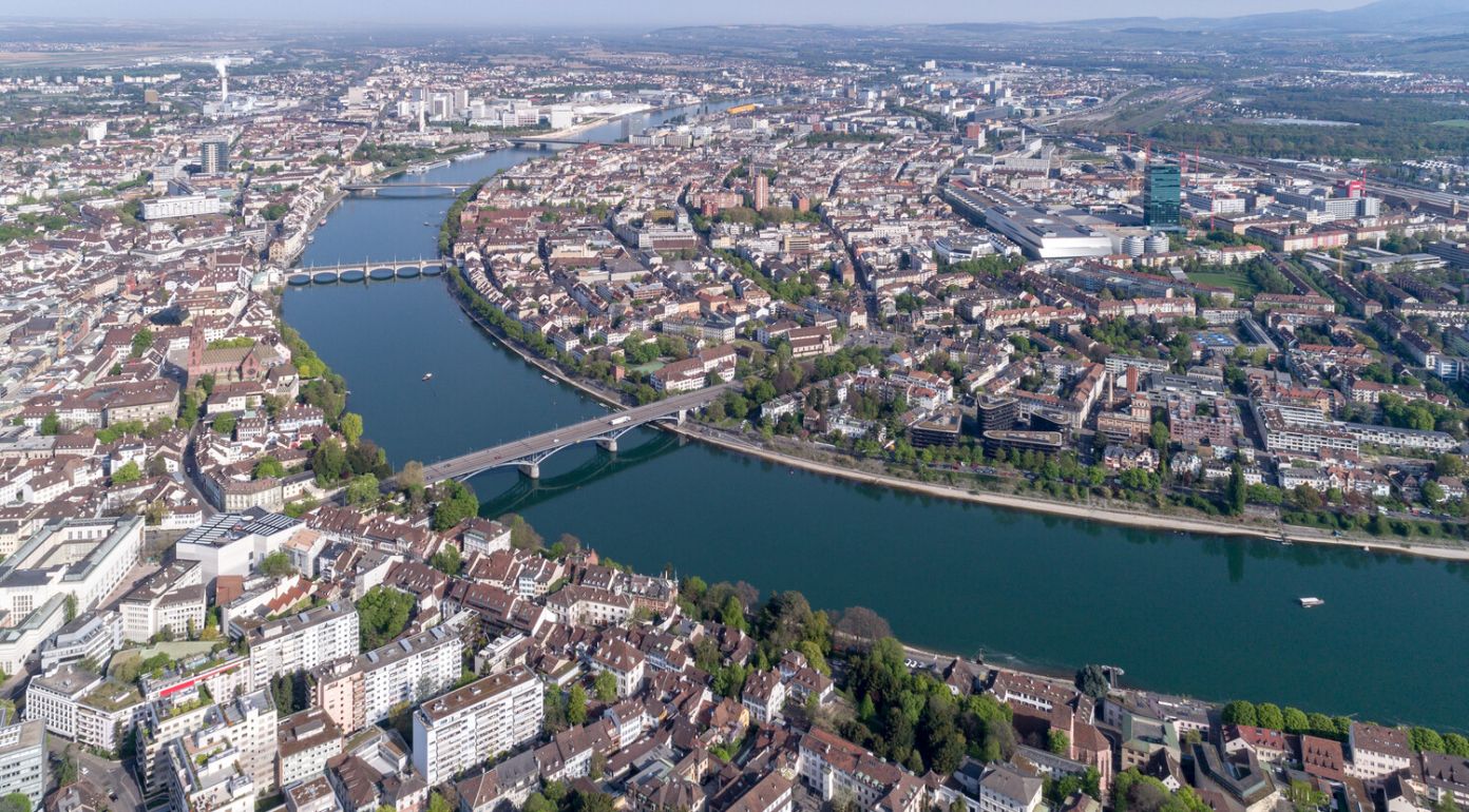 Das heimliche Wahrzeichen Basels ist der Rhein: Luftaufnahme Rheinknie Basel.