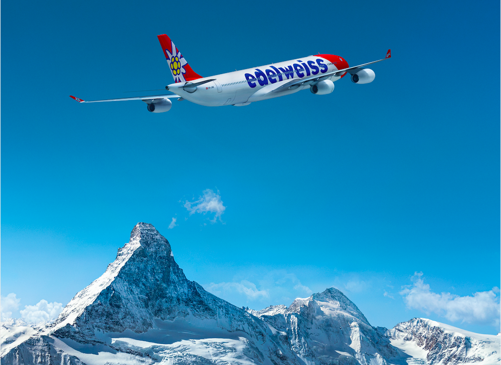 Edelweiss Air fliegt über das Matterhorn